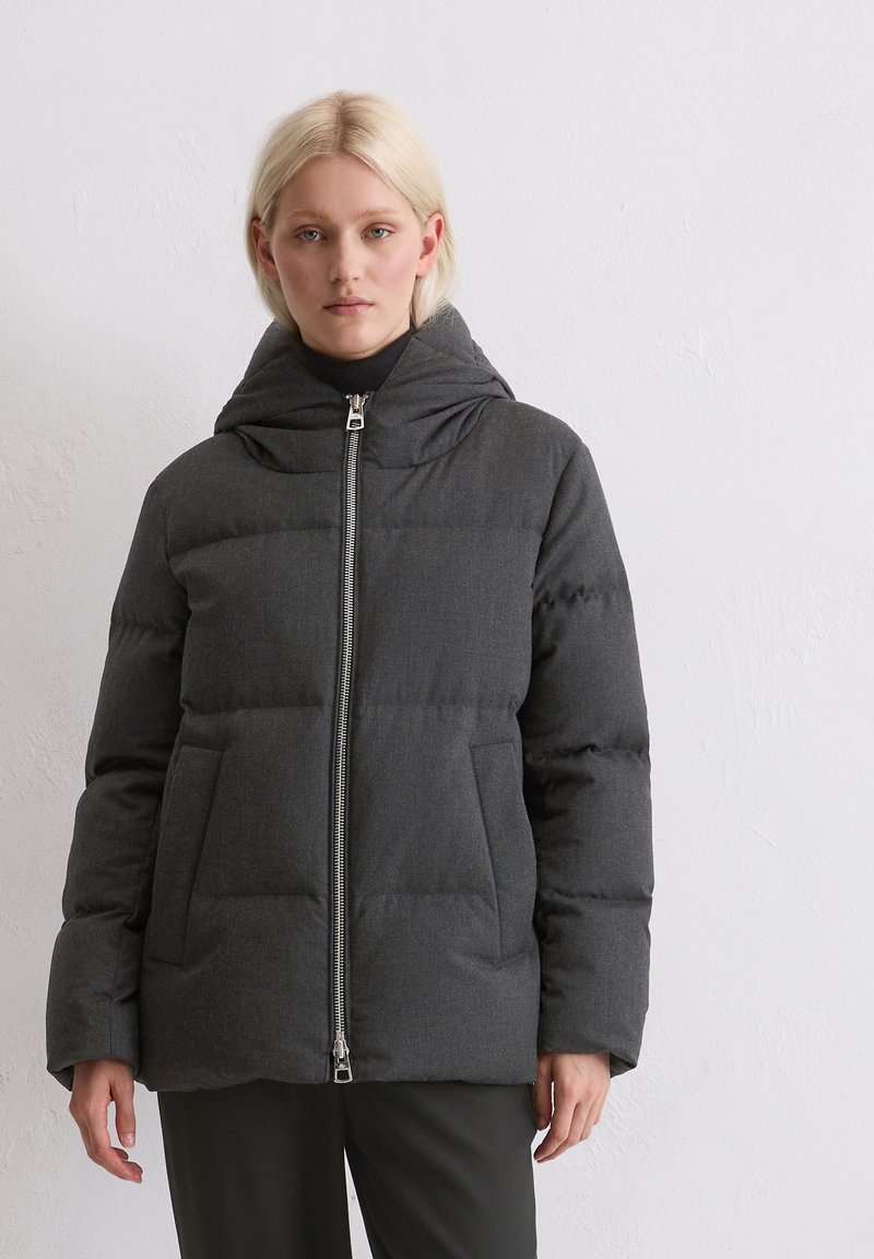 Szara pikowana kurtka z zamkiem z przodu i kapturem. Posiada duże kieszenie i teksturowany materiał. Prosty krój i luźny fason.