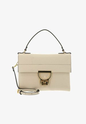 Bolso de cuero beige con ribete negro, asa superior, correa de hombro desmontable y cierre de broche geométrico dorado con grabado de la marca.