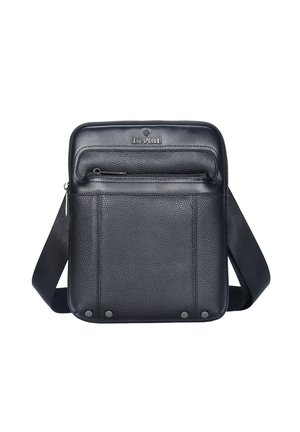 Zwarte handtas van gelooid leer met een voorvak met rits, zilverkleurige studs aan de onderkant en een verstelbare zwarte stoffen riem.
