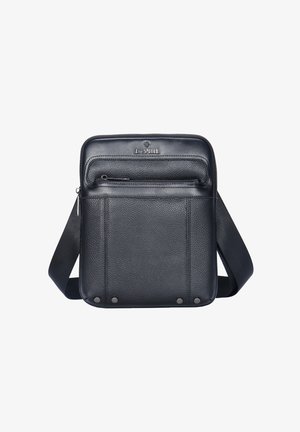 Zwarte handtas van gelooid leer met een voorvak met rits, zilverkleurige studs aan de onderkant en een verstelbare zwarte stoffen riem.