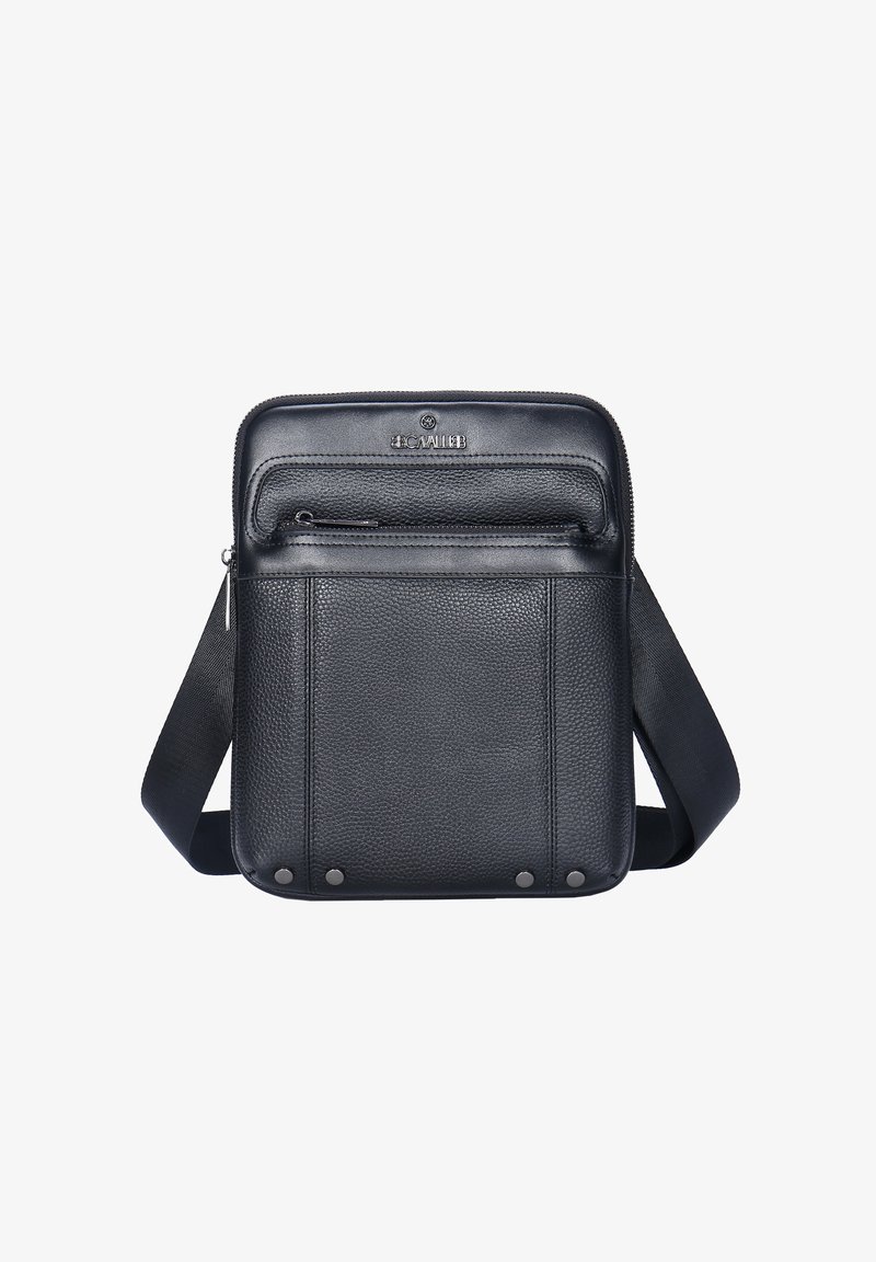 Sac bandoulière en cuir grainé noir avec une poche zippée à l'avant, des clous argentés en bas et une sangle réglable en tissu noir.