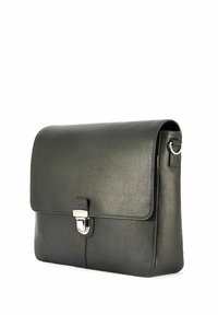 Czarna skórzana torba na ramię z teksturowaną powierzchnią, zapięciem na klapę, srebrnymi detalami i okrągłym pierścieniem po boku.