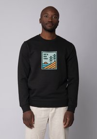 Zwarte sweatshirt met een grafische print van een landschap, tekst "LET'S GET LOST," en accenten van groen, oranje en blauw.