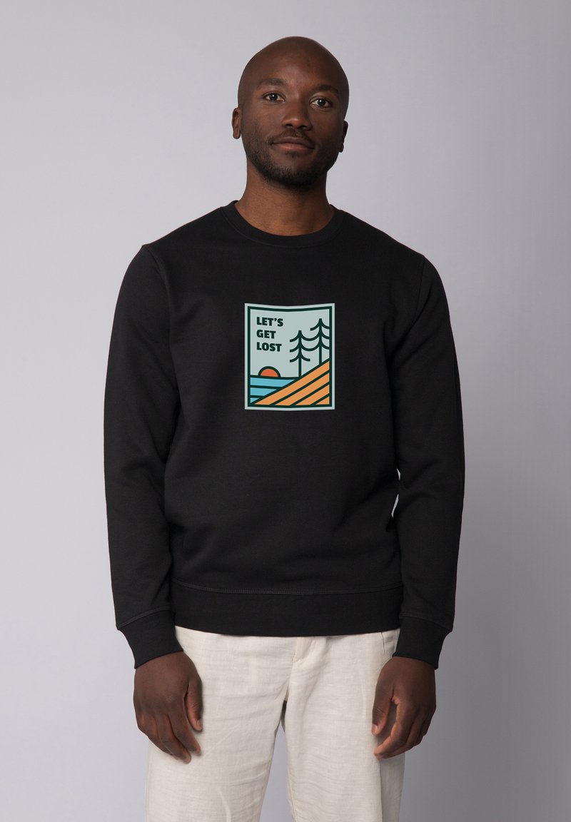 Zwarte sweatshirt met een grafische print van een landschap, tekst "LET'S GET LOST," en accenten van groen, oranje en blauw.