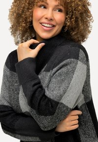 Ulla Popken RUITENDESSIN OPSTAANDE KRAAG - Strickpullover - anthrazit melange