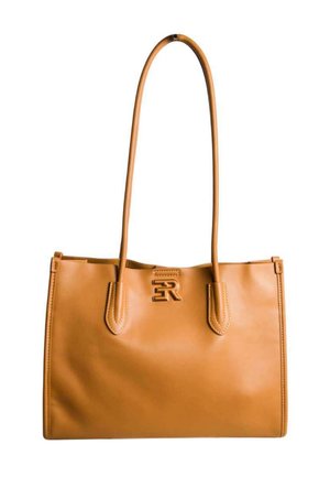 Borsa a spalla in pelle beige con manici lunghi, logo impresso nella parte anteriore e texture liscia. Presenta un design strutturato e una cucitura minima.