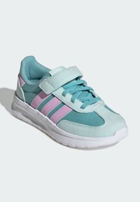 Baskets de sport bleu clair avec des accents roses, en matériaux mesh et daim, fermeture à lacets et bande Velcro, col rembourré et semelle amortie.