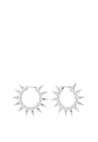 Hoops øreringe med skiftevis hvide perler og sølv kegle spidser, med en poleret sølv spænde. Rundt design med en tekstureret overflade.