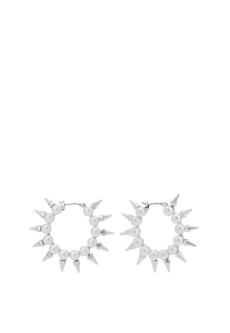 Hoops øreringe med skiftevis hvide perler og sølv kegle spidser, med en poleret sølv spænde. Rundt design med en tekstureret overflade.