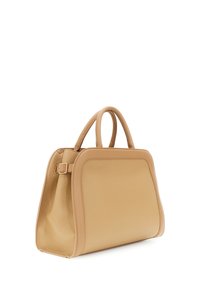 Borsa a mano in pelle beige con due manici corti, corpo testurizzato, bordi lisci e una tracolla regolabile di lato.