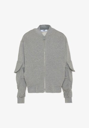 Giubbotto bomber grigio con zip frontale, colletto e polsini a coste, e tasche laterali. Realizzato in un materiale morbido e testurizzato con una vestibilità rilassata.