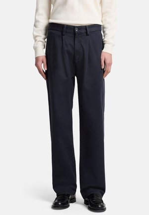 Marineblauwe, wijdvallende pantalon met een knoopsluiting en riemlussen, gemaakt van een zachte katoenmix met een lichte glans.