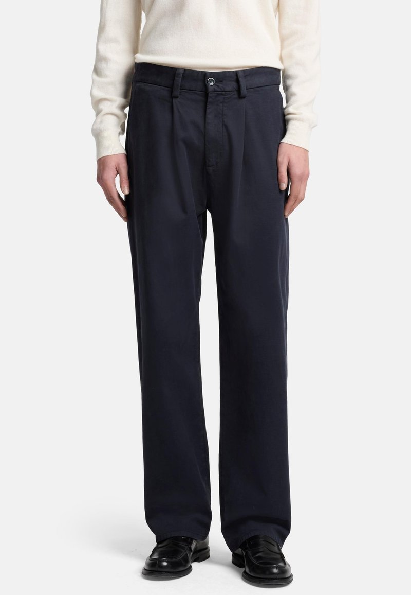 Pantaloni navy blu a gamba larga con chiusura a pulsante e passanti per cintura, realizzati in un morbido tessuto misto cotone con una leggera lucentezza.