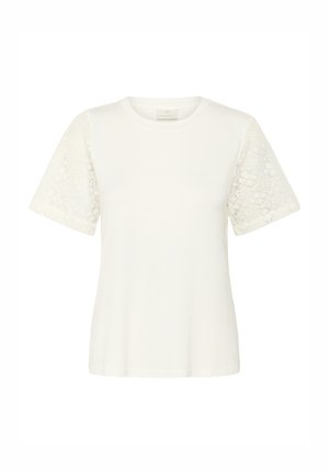 T-shirt blanc avec des manches courtes en dentelle, col rond et corps en coton lisse. La dentelle présente des motifs floraux sur les manches.