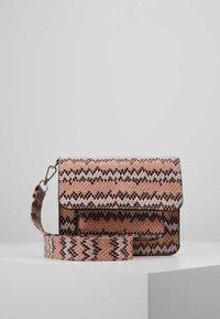 Borsa a tracolla rosa con texture, caratterizzata da un motivo a stampa serpente, chiusura con flap magnetico e tracolla regolabile. Finitura liscia con accenti neri.