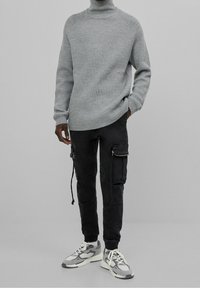 Bershka Cargobyxor - black