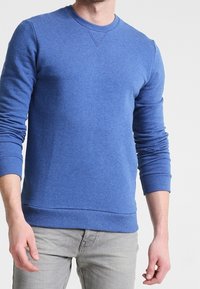 Blå sweatshirt i bomullsblandning, rund halsringning med ribbade mudd och nederkant, med en texturerad yta och lätt stretch för komfort.