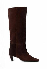 Bottes en daim marron montantes jusqu'au genou avec un bout pointu et un petit talon, présentant une texture lisse et un design minimaliste.