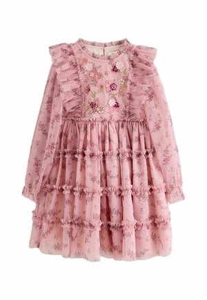 Pinkes langärmeliges Kleid mit Blumenmuster für Mädchen mit Rüschen an den Ärmeln und Stufen, bestickten Blumen auf der Brust und einem gerafften Bund.