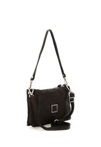 Borsa a tracolla in pelle nera con finitura testurizzata, metalleria argentata e dettaglio con borchie sul davanti. Tracolla regolabile inclusa.