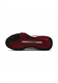Sole della scarpa Nike Air Zoom, con una base in gomma nera e accenti rossi e un motivo a spina di pesce per la trazione. Intersuola bianca liscia.