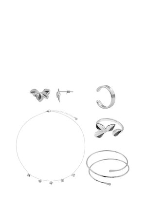 Silberschmuck-Set mit Schmetterlings-Steckerohrringen, zartem Halskettchen mit Schmetterlingsanhängern, zwei Manschettenringen und einem verdrehten offenen Armreif.