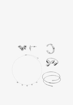 Silberschmuck-Set mit Schmetterlings-Steckerohrringen, zartem Halskettchen mit Schmetterlingsanhängern, zwei Manschettenringen und einem verdrehten offenen Armreif.