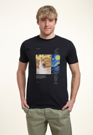 Sort bomulds T-shirt med et print af et Van Gogh kunstværk og fed tekst. Korte ærmer, rund halsudskæring, slim fit. Teksten inkluderer en beskrivelse af kunsten.