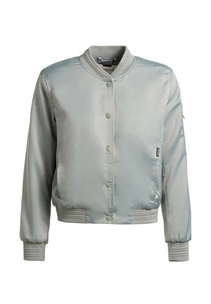 Chaqueta bomber gris claro con cierre de botones a presión, cuello, puños y dobladillo acanalados, y un bolsillo con cremallera en la manga izquierda.