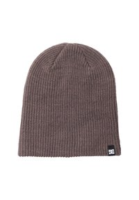 Brązowa dziana czapka typu beanie z prążkowaną teksturą, z małą czarną metką logo z boku. Luźny krój z zaokrąglonym wierzchem.