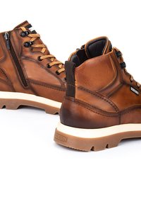 Pikolinos VIGO - Botines con cordones - brown