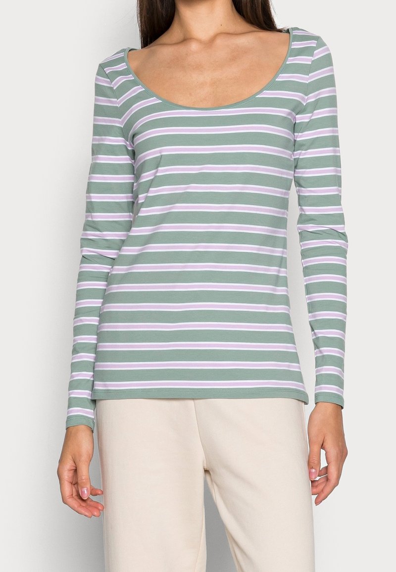 Langarmshirt mit Rundhalsausschnitt, das abwechselnd grüne und helllila horizontale Streifen auf einem weichen Stoff zeigt.