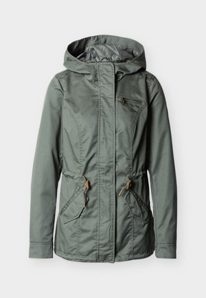 Grøn hættejakke med lynlås foran, to forlommer med klapper, en brystlomme med lynlås og justeringer med snøre i taljen.