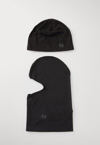 Set di berretto e passamontagna neri realizzati in tessuto liscio e elastico. Il berretto ha una parte superiore arricciata; il passamontagna presenta un'apertura per il viso allungata.