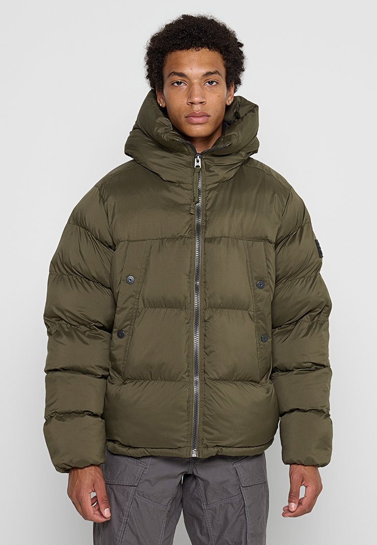 Olivenfarbene Pufferjacke mit hohem Kragen, Reißverschluss und geknöpften Taschen. Verfügt über eine steppierte Textur und eine entspannte Passform.