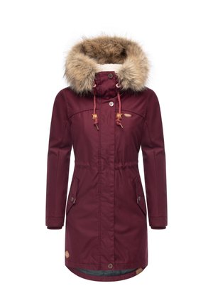 Parka bordo cu glugă căptușită cu blană artificială, talie cu șnur, nasturi cu capse și două buzunare frontale. Material neted, rezistent la apă.