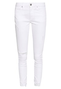 Jeans ajustados blancos de mezclilla, con detalles desgastados en las rodillas y el dobladillo. Diseño clásico de cinco bolsillos con cierre de botón.