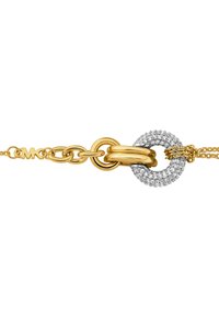 Kultaketju käsikorunassa on toisiinsa liittyviä renkaita, ympyränmuotoinen lukko, jossa on kirkaita kiviä, sekä brändiidottu yksityiskohta ketjussa.