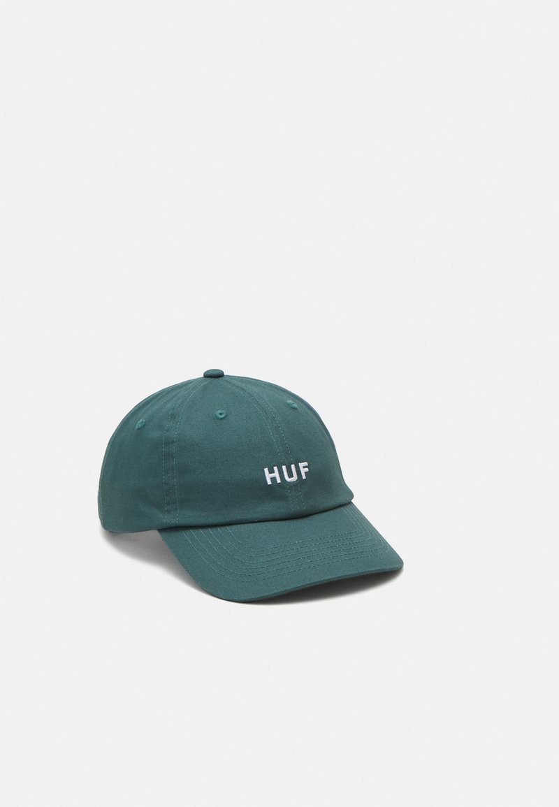 Zöld pamut sapka ívelt karimával, elöl fehér "HUF" hímzéssel és varrott tetejű gombbal.