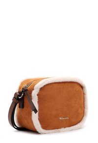 Borsa a tracolla in suede marrone con rifiniture in pelliccia sintetica, forma rettangolare, zip superiore e tracolla in pelle regolabile con accento in metallo argentato.