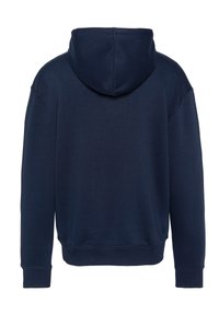 Granatowa bluza z kapturem o luźnym kroju, z kieszenią kangurką i prążkowanymi mankietami. Gładka textura, minimalne detale szwowe.