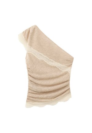 Haut beige à une épaule avec tissu froncé et délicate bordure en dentelle le long de l'encolure et de l'ourlet sur fond blanc.