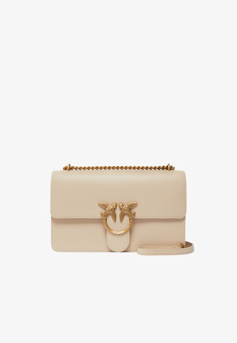 Borsa a tracolla in pelle beige con chiusura in metallo dorato che presenta due motivi di uccelli, tracolla a catena e chiusura flap. Texture liscia con linee pulite.