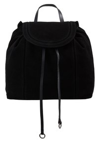 Černý semišový batoh s zaobleným klopou, šitými detaily, horním madlem a dvěma koženými šňůrkami zakončenými kovovými kroužky.