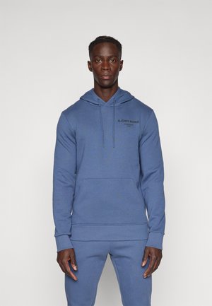 Hoodie en coton bleu avec une poche avant, capuche réglable à cordon et logo imprimé sur la poitrine. Texture douce et poignets côtelés.