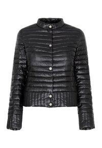 Svart puffjacka med en kortad design, horisontellt quiltad mönster, tryckknappsstängning och hög krage. Slät, glänsande materia.