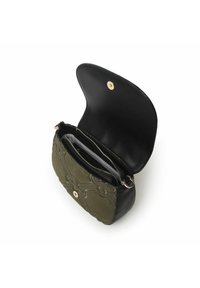 Bolso cruzado de cuero verde oliva con frente texturizado, parte trasera negra, cierre a presión dorado y un bolsillo interior con cremallera.