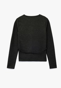 Suéter corto gris oscuro con mangas largas, textura suave, cuello redondo y una sutil costura decorativa en el dobladillo. Vista trasera.