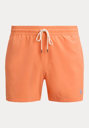 Pomarańczowe męskie kąpielówki z białym sznurkiem i małym niebieskim haftowanym logo na lewej nogawce na białym tle.