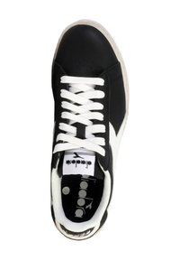 Sorte lædersneakers med hvide accenter, der har flade hvide snørebånd, perforeret tå og en mærkeindgraveret indersål. Solid gummisik med synlige detaljer.